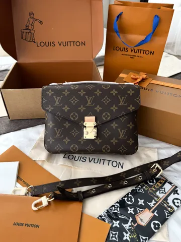 Louis Vuitton Pochette Metis Brown
