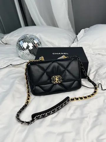 Chanel 19 Flap Bag Black / Gold