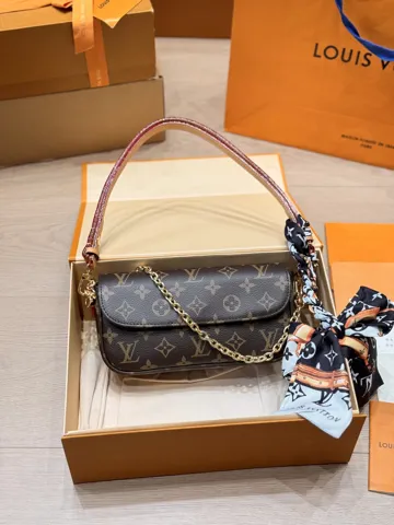 Louis Vuitton Pochette Metis Monogram Canvas