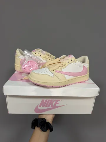 NIKE AIR JORDAN 1 x TRAVIS SCOTT | BUTTER CREAM / PINK (1)